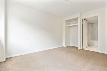 Spacious Designer Loft with Parking in Prime Camperdown Location - Photo 3