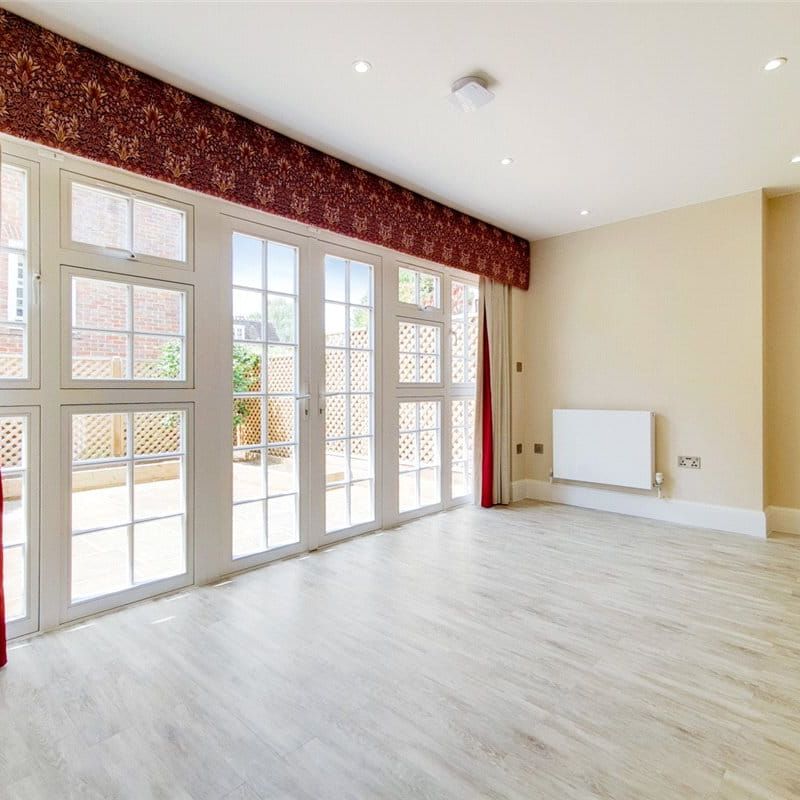 A well presented unfurnished three/four bedroom house with an abundance of natural light and plenty of storage, private outside space & off-street parking opposite Holland Park. EPC rating: C - Photo 1