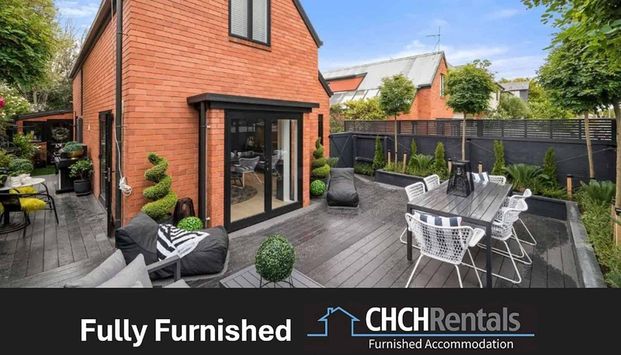 Stunning executive fully furnished standalone townhouse in prime location! - Photo 1