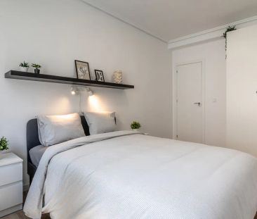 Room in a shared 5-bedroom apartment for rent in Marxalenes, bills ... - Photo 4