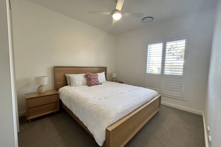 IMMACULATE TOWNHOUSE - Photo 5