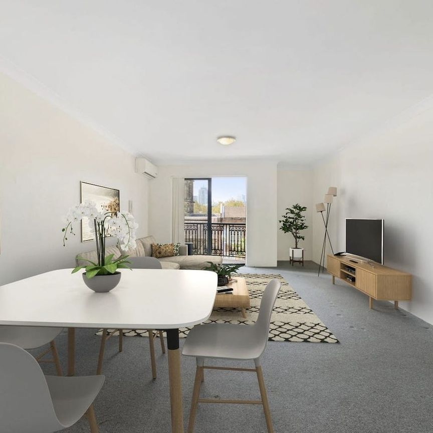 Inner-City two bedder with city glimpses - Photo 1