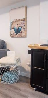 2 bed legal suite, Furnished, all inlided, pet-friendly - Photo 1