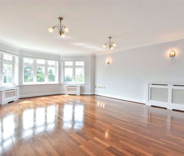 A spacious and well-presented apartment with secure parking, ideall... - Photo 1