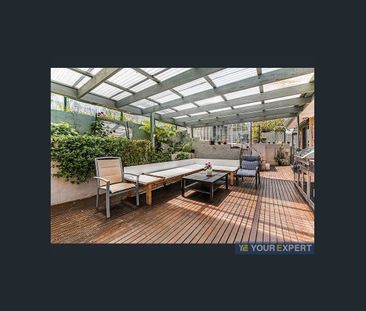 A well-maintained and stylish home - Photo 1