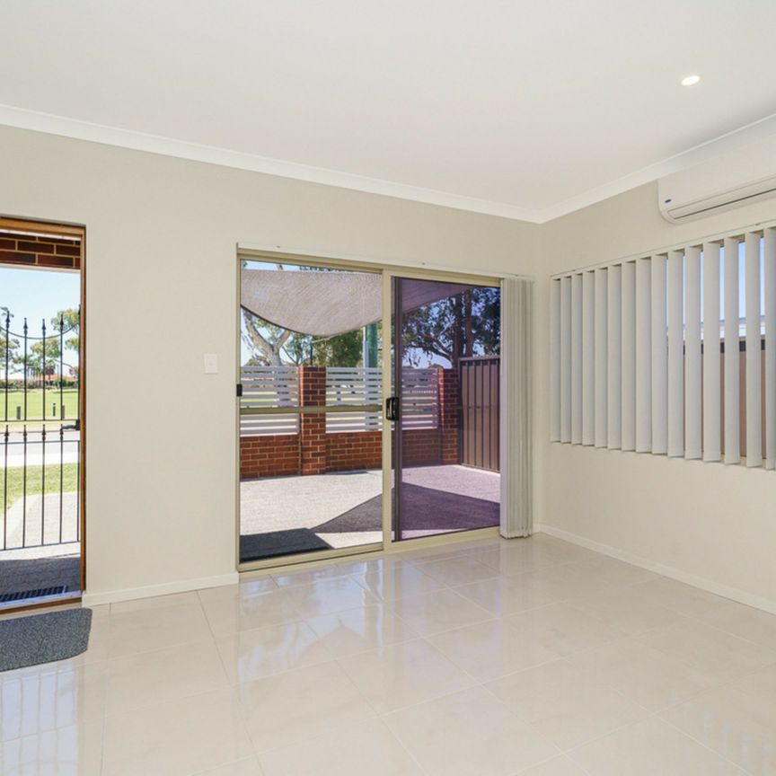 Park front property with perfect price - Photo 1