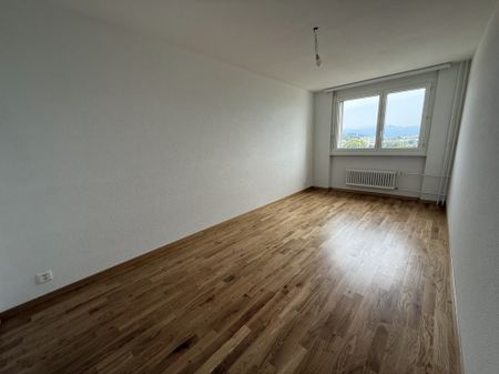 Appartement rafraîchi de 3 pièces au 9? étage, avec balcon et vue dégagée. - Photo 3