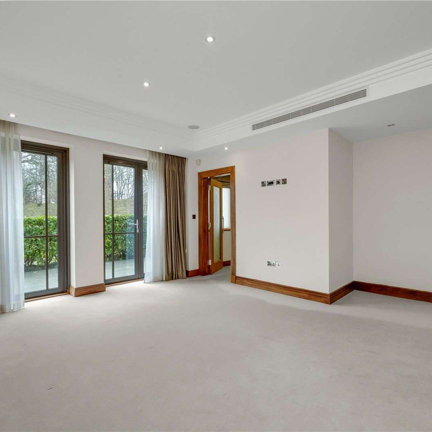 A spacious four bedroom ground floor apartment ideal for entertaining and enjoying the views over the Charters estate. - Photo 1