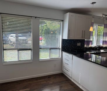 Spacious Upper Home - Photo 6