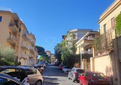 Monteverde Vecchio-Terrace: Furnished 2 Bedroom, 2 Bath, spacious kitchen, living, large private terrace and garden. Bright, silent, near shops, services and transport, located on a quite street in a well kept building. Possible parking. Ref 2375