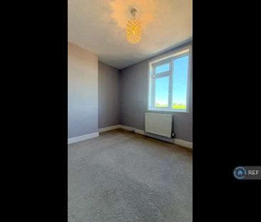 4 bedroom semi-detached house to rent - Photo 2