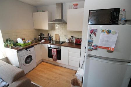 3 bedroom flat to rent - Photo 5