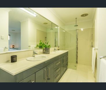 BEAUTIFUL LARGE HOME IN GLENELLA - Photo 6