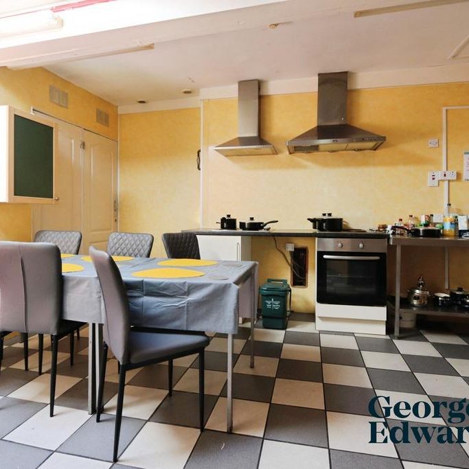 1 bedroom in a house share to rent - Photo 1