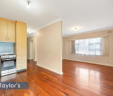 WELL-PRESENTED FAMILY HOME IN CONVENIENT LOCATION - Photo 2