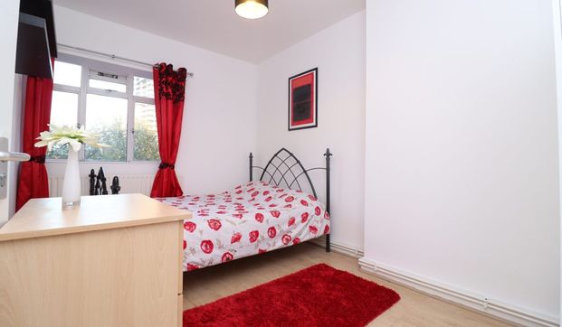 Padstow House Three Colts Street London E14 - Photo 1