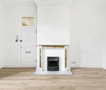 A modern two double bedroom apartment on the ground floor of this mansion block on Maida Vale. - Photo 2