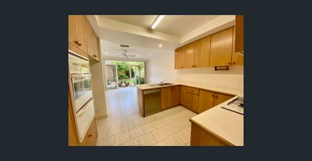 Balwyn High School Zone with public transport at door step - Photo 4