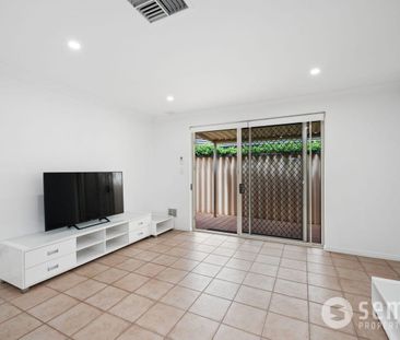 Street Front Villa - Photo 1