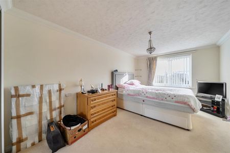 Astonia Lodge, Stevenage - Photo 2