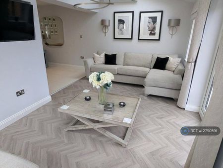 3 bedroom detached house to rent - Photo 2