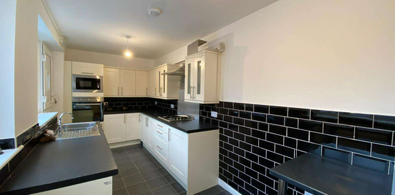 Milnrow Road Room 1 - Photo 2