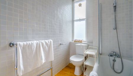 A newly refurbished studio apartment of 296 square feet - Photo 2