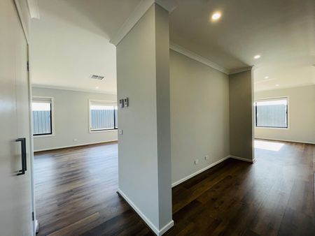 Family Home in Grand Central Tarneit! - Photo 2