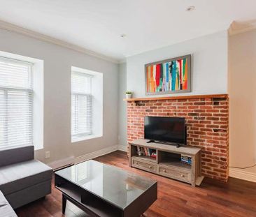 Downtown -Superb 3Beds+2Bath On 2 Floors - Photo 2
