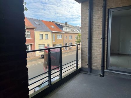 Hedendaags appartement met 2 slaapkamers, een terras en een parkeerplaats, gelegen in het centrum van Maaseik - Photo 2