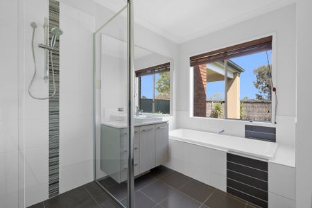 13 Page Close, Pakenham VIC 3810 - House For Rent | Domain - Photo 3