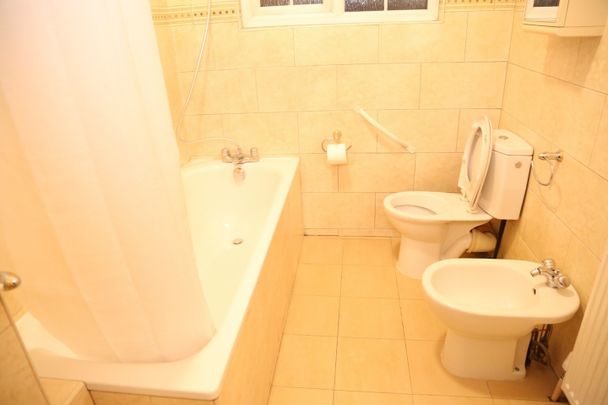 4 Bed Terraced House, Golders Rise, NW4 - Photo 1