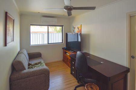 Pet-Friendly Spacious Family Home - Photo 3
