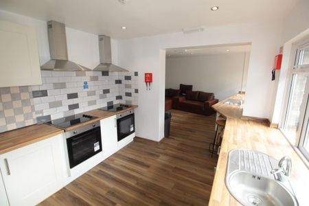 1 bedroom in a house share to rent - Photo 2