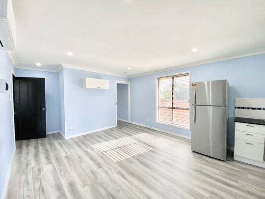 ONE BEDROOM GRANNY FLAT UPSTAIRS ABOVE GARAGE - WATER USAGE INCLUDED !! - Photo 1