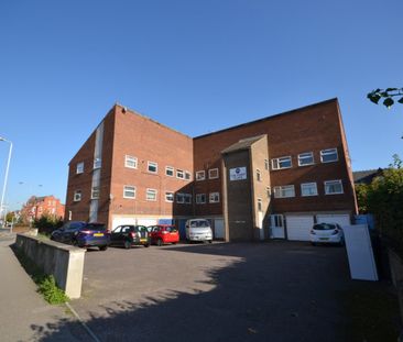 3 bed Flat for Rent - Photo 1