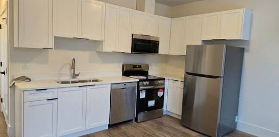 2 bed, 1 bath Brand new Legal Garden Suite - Photo 2