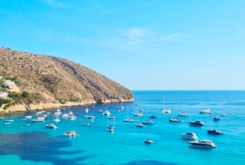 BEAUTIFUL VILLA FOR RENT with 4 bedrooms and community pool / UNTIL JULY 2026