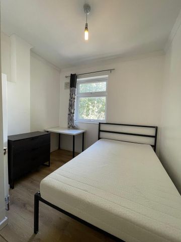 4 bedroom flat to rent - Photo 2