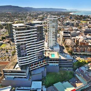 Stunning 16th Floor Apartment with Breathtaking Views in the Heart of Wollongong - Photo 2