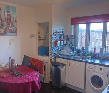 Room in a Shared Flat, Bernard Shaw House, NW10 - Photo 5