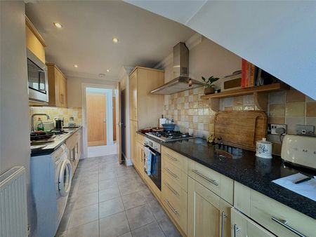 London Road, Bagshot, Surrey, GU19 - Photo 4