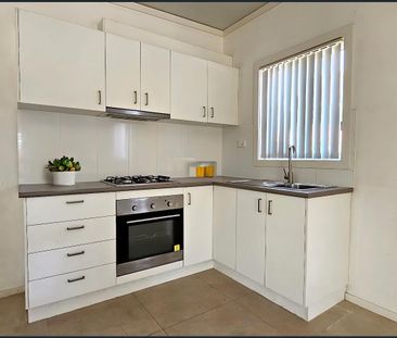 Private Three-Bedroom Granny Flat with Own Street Access - Photo 1