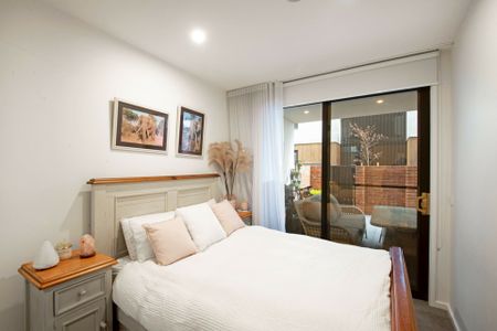 High End in the Heart of Griffith! - Photo 5