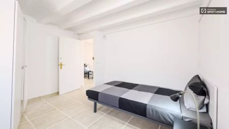 Single Bed in Rooms for rent in 2-bedroom apartment in Ciutat Vella - Photo 5