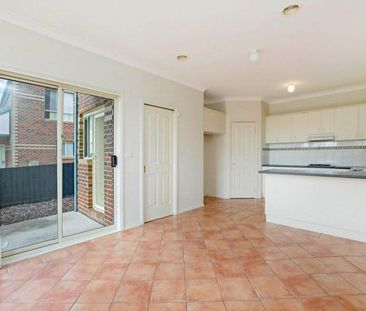 CONVENIENCE, COMFORT & A PRIME SYDENHAM LOCATION! - Photo 3