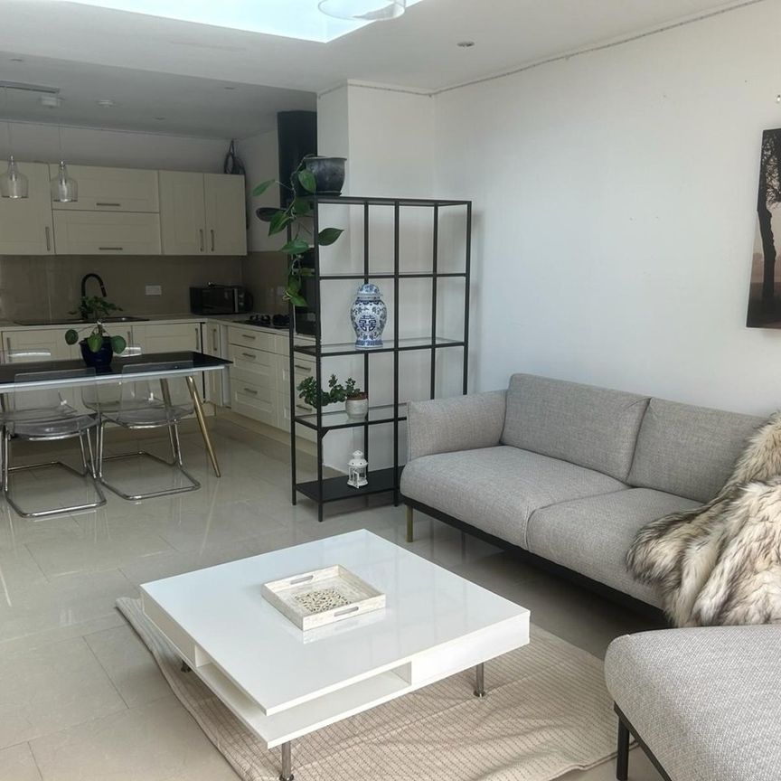 4 Bed Terraced House, Blackshaw Road, SW17 - Photo 1