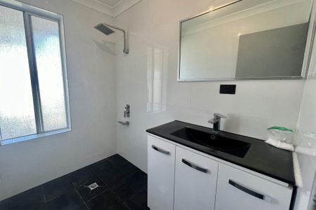 Neat & Comfortable Home in a Super Convenient Location! - Photo 4