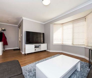 Modern Home HOME OPEN SATURDAY 20 JUNE AT 10.00AM SHARP! - Photo 4