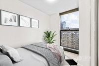 Stunning 2-Bedroom, 2-Bathroom Corner Apartment with Panoramic Views in Melbourne CBD - Photo 5